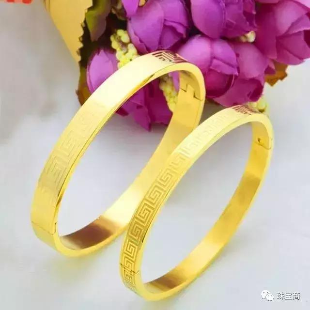 玉镯戴久了会变色吗,翡翠手镯变色能恢复吗-第4张图片-翡翠网 玉镯戴久了会变色吗,翡翠手镯变色能恢复吗-第4张图片-翡翠网