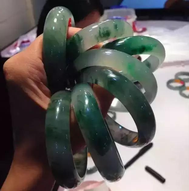 2016年翡翠手镯价格十几年前的翡翠手镯-第9张图片-翡翠网 2016年翡翠手镯价格十几年前的翡翠手镯-第9张图片-翡翠网