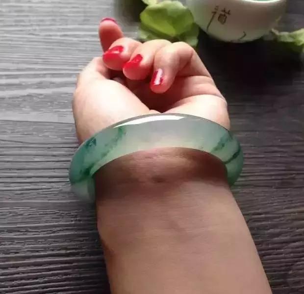 2016年翡翠手镯价格十几年前的翡翠手镯-第12张图片-翡翠网 2016年翡翠手镯价格十几年前的翡翠手镯-第12张图片-翡翠网