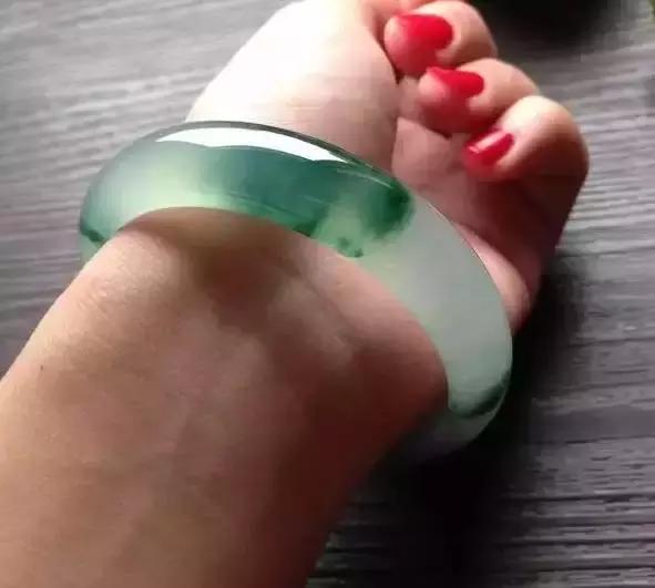 2016年翡翠手镯价格十几年前的翡翠手镯-第13张图片-翡翠网 2016年翡翠手镯价格十几年前的翡翠手镯-第13张图片-翡翠网