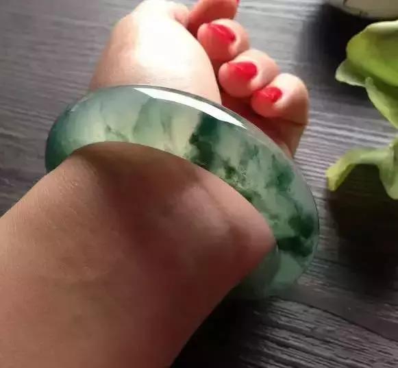 2016年翡翠手镯价格十几年前的翡翠手镯-第15张图片-翡翠网 2016年翡翠手镯价格十几年前的翡翠手镯-第15张图片-翡翠网