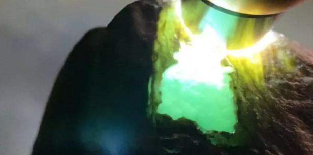 翡翠原石裂纹在皮壳上有什么表现,翡翠原石表面-第18张图片-翡翠网