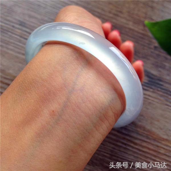 潘多拉和翡翠手镯戴在一起,潘多拉的手链怎样打开戴-第4张图片-翡翠网 潘多拉和翡翠手镯戴在一起,潘多拉的手链怎样打开戴-第4张图片-翡翠网