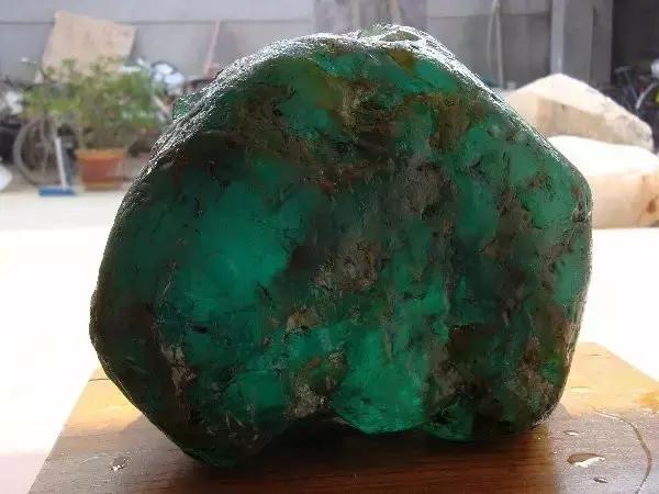 翡翠原石老古语,赌石中人为的碴口称为-第32张图片-翡翠网 翡翠原石老古语,赌石中人为的碴口称为-第32张图片-翡翠网