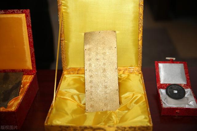 翡翠原石叫什么,一万八千左右的翡翠原石-第10张图片-翡翠网 翡翠原石叫什么,一万八千左右的翡翠原石-第10张图片-翡翠网