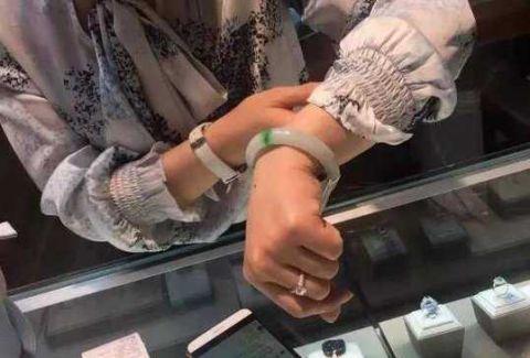 实体珠宝店的翡翠手镯卖多少金店的银手镯是真的吗-第1张图片-翡翠网