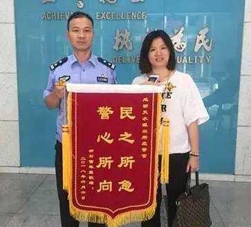 实体珠宝店的翡翠手镯卖多少金店的银手镯是真的吗-第2张图片-翡翠网