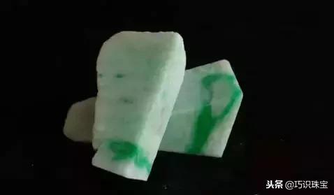 蓝底翡翠玉镯图片,蓝底翡翠手镯切法-第7张图片-翡翠网 蓝底翡翠玉镯图片,蓝底翡翠手镯切法-第7张图片-翡翠网