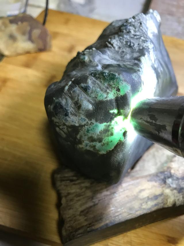 翡翠原石晶体粗是什么种水睛水翡翠原石-第1张图片-翡翠网 翡翠原石晶体粗是什么种水睛水翡翠原石-第1张图片-翡翠网