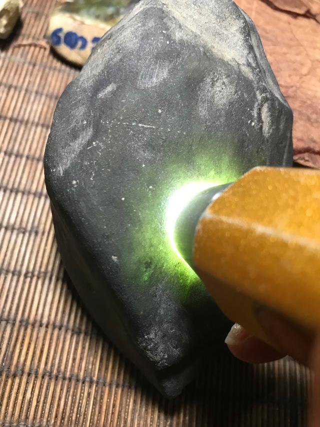 翡翠原石晶体粗是什么种水睛水翡翠原石-第13张图片-翡翠网 翡翠原石晶体粗是什么种水睛水翡翠原石-第13张图片-翡翠网