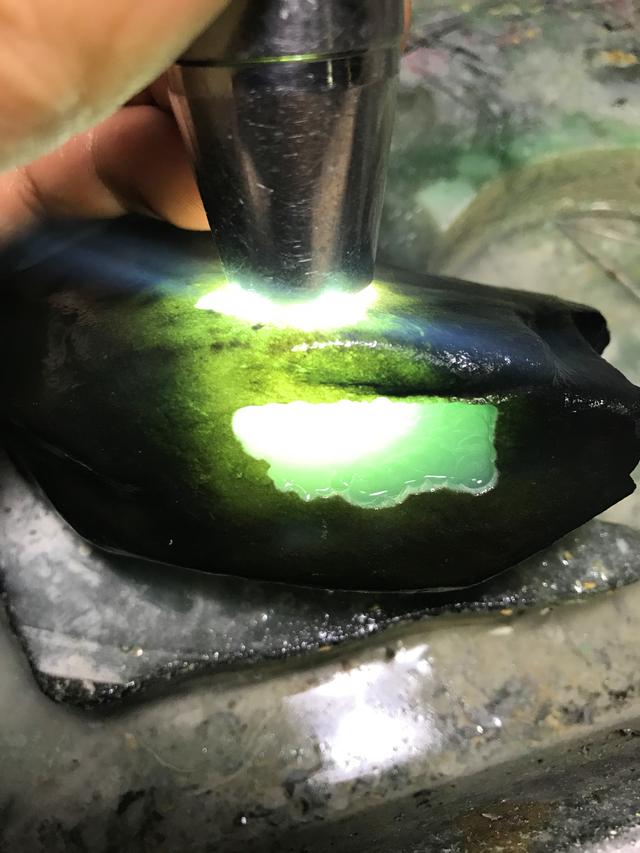 翡翠原石晶体粗是什么种水睛水翡翠原石-第15张图片-翡翠网 翡翠原石晶体粗是什么种水睛水翡翠原石-第15张图片-翡翠网