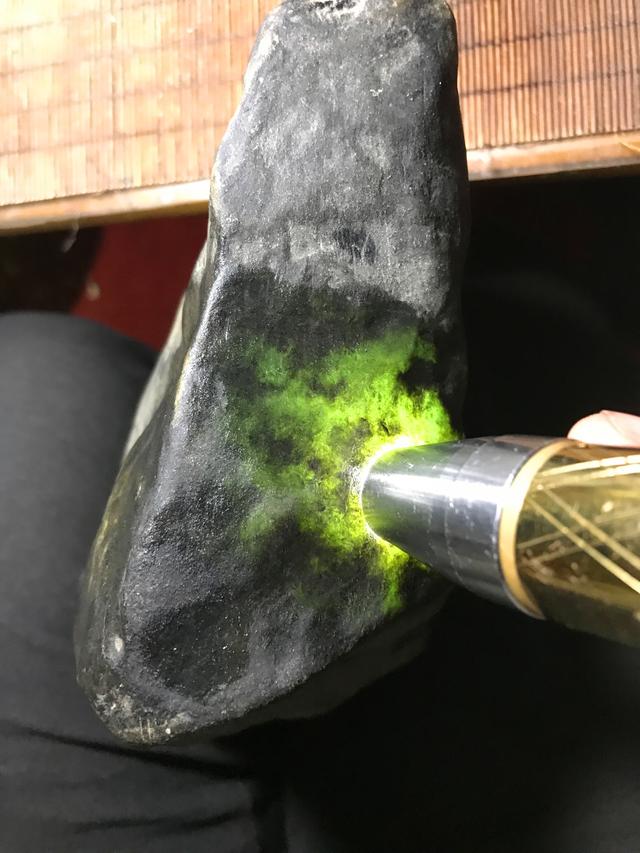 翡翠原石晶体粗是什么种水睛水翡翠原石-第19张图片-翡翠网 翡翠原石晶体粗是什么种水睛水翡翠原石-第19张图片-翡翠网