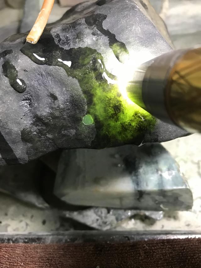 翡翠原石晶体粗是什么种水睛水翡翠原石-第20张图片-翡翠网 翡翠原石晶体粗是什么种水睛水翡翠原石-第20张图片-翡翠网