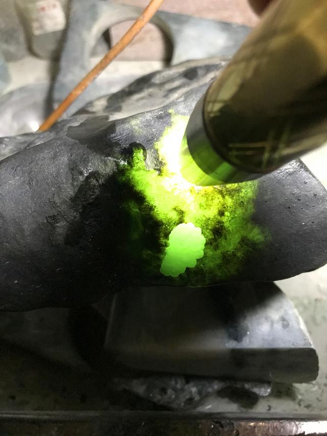 翡翠原石晶体粗是什么种水睛水翡翠原石-第21张图片-翡翠网 翡翠原石晶体粗是什么种水睛水翡翠原石-第21张图片-翡翠网