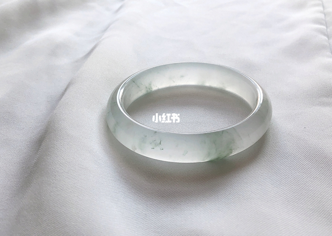 金丝白玉手镯是翡翠吗金丝种翡翠长得什么样子-第1张图片-翡翠网 金丝白玉手镯是翡翠吗金丝种翡翠长得什么样子-第1张图片-翡翠网