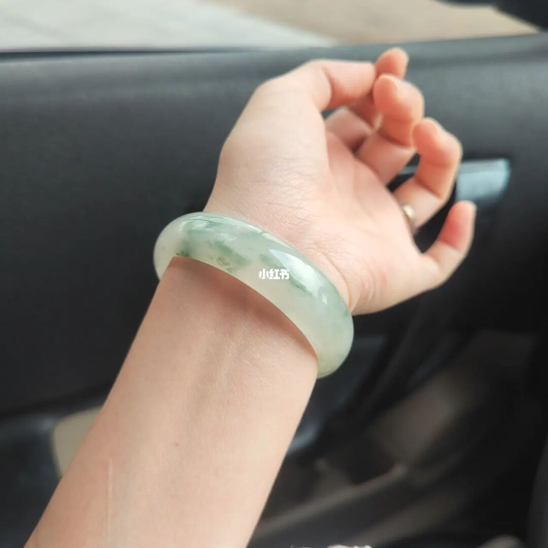 金丝白玉手镯是翡翠吗金丝种翡翠长得什么样子-第2张图片-翡翠网 金丝白玉手镯是翡翠吗金丝种翡翠长得什么样子-第2张图片-翡翠网