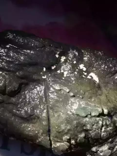 翡翠原石起荧光翡翠原石皮壳图解-第3张图片-翡翠网