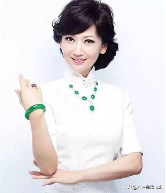 翡翠子母手镯图片玉镯还是翡翠镯子好-第2张图片-翡翠网 翡翠子母手镯图片玉镯还是翡翠镯子好-第2张图片-翡翠网