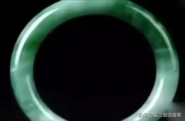 30万翡翠手镯大概多少钱,三十万到五十万的翡翠手镯-第3张图片-翡翠网 30万翡翠手镯大概多少钱,三十万到五十万的翡翠手镯-第3张图片-翡翠网