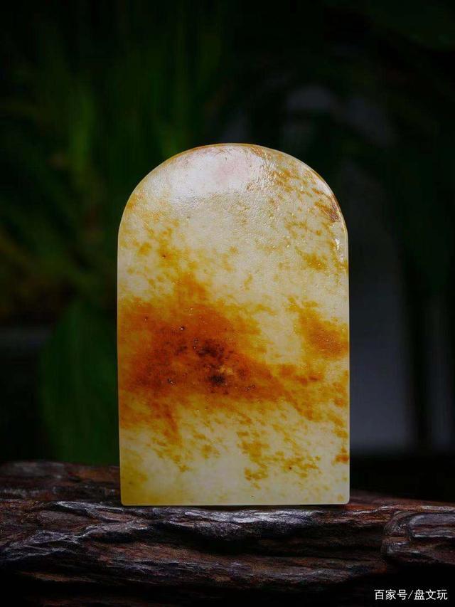 白色皮壳的紫翡翠,天然翡翠原石皮色有哪些-第2张图片-翡翠网 白色皮壳的紫翡翠,天然翡翠原石皮色有哪些-第2张图片-翡翠网