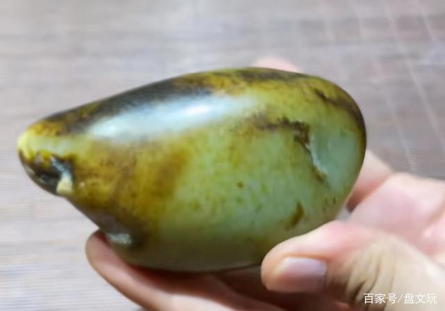 白色皮壳的紫翡翠,天然翡翠原石皮色有哪些-第5张图片-翡翠网 白色皮壳的紫翡翠,天然翡翠原石皮色有哪些-第5张图片-翡翠网