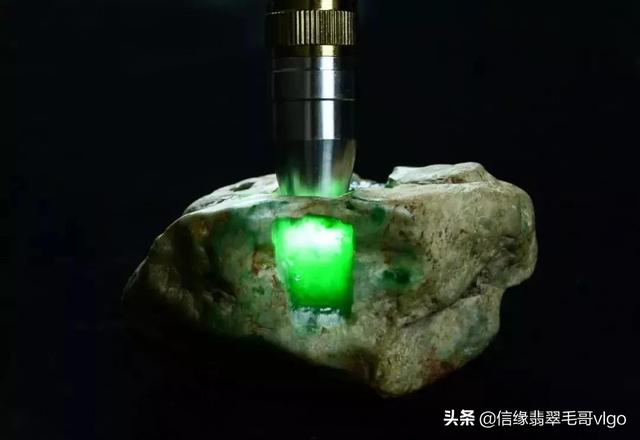 翡翠原石图片翡翠原石帝王绿打灯-第2张图片-翡翠网