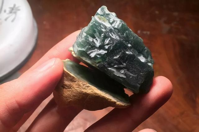 翡翠原石批发多少钱,三千块钱的翡翠原石-第3张图片-翡翠网 翡翠原石批发多少钱,三千块钱的翡翠原石-第3张图片-翡翠网