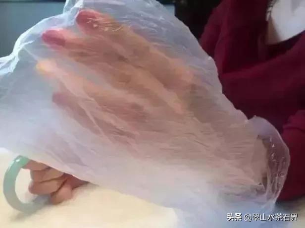 翡翠手镯摘取的时候抹什么好直播翡翠毛胚手镯抹水是什么原因-第19张图片-翡翠网 翡翠手镯摘取的时候抹什么好直播翡翠毛胚手镯抹水是什么原因-第19张图片-翡翠网