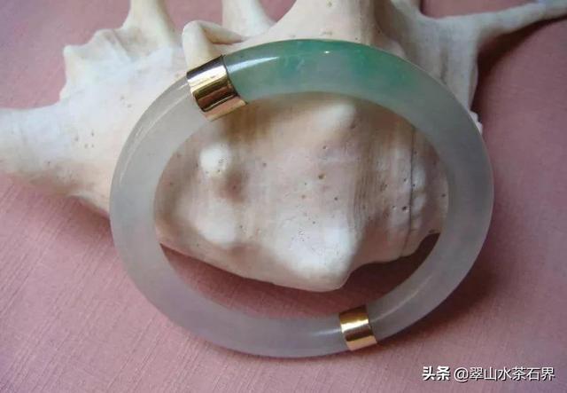 翡翠手镯摘取的时候抹什么好直播翡翠毛胚手镯抹水是什么原因-第20张图片-翡翠网 翡翠手镯摘取的时候抹什么好直播翡翠毛胚手镯抹水是什么原因-第20张图片-翡翠网