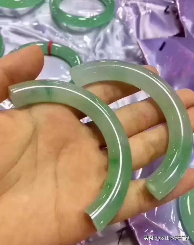 翡翠手镯摘取的时候抹什么好直播翡翠毛胚手镯抹水是什么原因-第22张图片-翡翠网 翡翠手镯摘取的时候抹什么好直播翡翠毛胚手镯抹水是什么原因-第22张图片-翡翠网