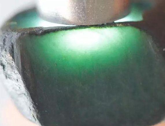 翡翠原石豆种豆种翡翠和糯种翡翠的区别-第2张图片-翡翠网 翡翠原石豆种豆种翡翠和糯种翡翠的区别-第2张图片-翡翠网