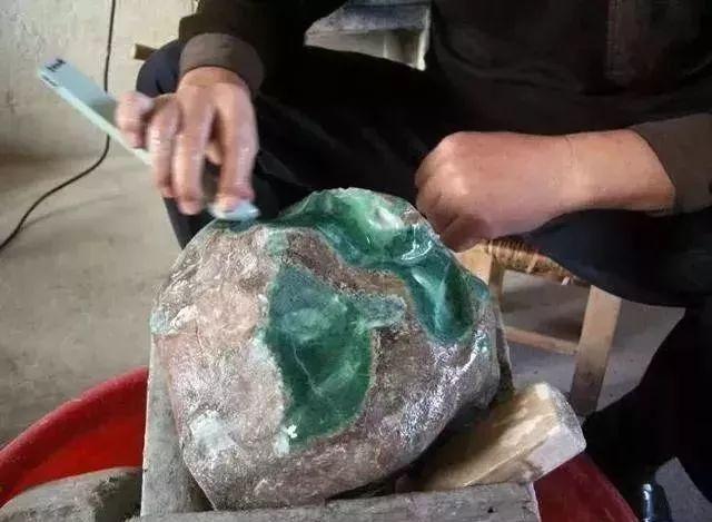 翡翠原石造价20万,翡翠原石的价位-第11张图片-翡翠网 翡翠原石造价20万,翡翠原石的价位-第11张图片-翡翠网