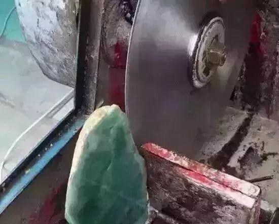 翡翠原石造价20万,翡翠原石的价位-第12张图片-翡翠网 翡翠原石造价20万,翡翠原石的价位-第12张图片-翡翠网