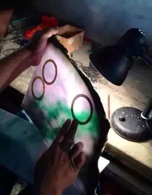 翡翠原石造价20万,翡翠原石的价位-第13张图片-翡翠网 翡翠原石造价20万,翡翠原石的价位-第13张图片-翡翠网