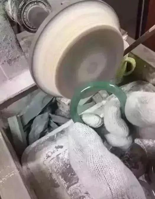 翡翠原石造价20万,翡翠原石的价位-第18张图片-翡翠网 翡翠原石造价20万,翡翠原石的价位-第18张图片-翡翠网