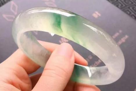 翡翠的镯子价格多少钱,绿色翡翠手镯多少钱一个-第1张图片-翡翠网 翡翠的镯子价格多少钱,绿色翡翠手镯多少钱一个-第1张图片-翡翠网