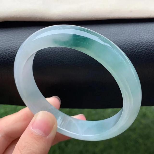 金手镯怎么用红线串,翡翠手镯有红线怎么办-第1张图片-翡翠网 金手镯怎么用红线串,翡翠手镯有红线怎么办-第1张图片-翡翠网