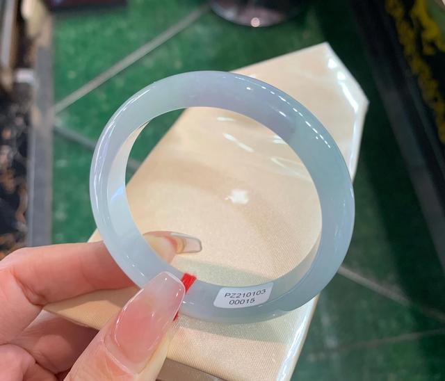 金手镯怎么用红线串,翡翠手镯有红线怎么办-第5张图片-翡翠网 金手镯怎么用红线串,翡翠手镯有红线怎么办-第5张图片-翡翠网