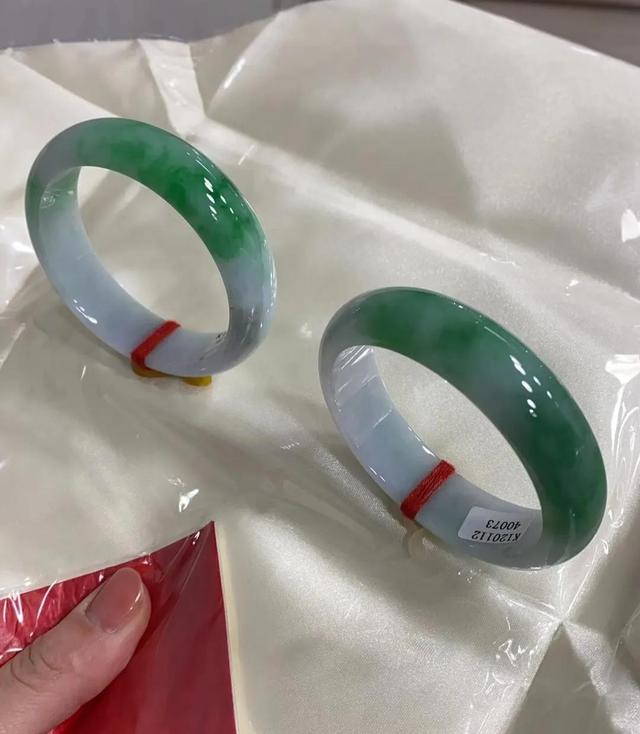 金手镯怎么用红线串,翡翠手镯有红线怎么办-第7张图片-翡翠网 金手镯怎么用红线串,翡翠手镯有红线怎么办-第7张图片-翡翠网