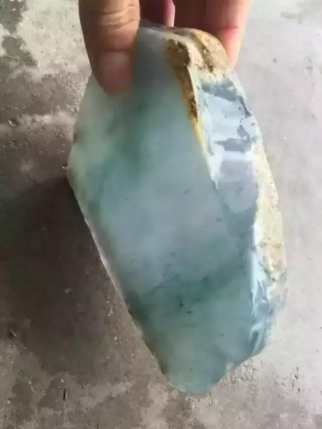 翡翠原石切开是白色的翡翠黄皮原石-第1张图片-翡翠网 翡翠原石切开是白色的翡翠黄皮原石-第1张图片-翡翠网