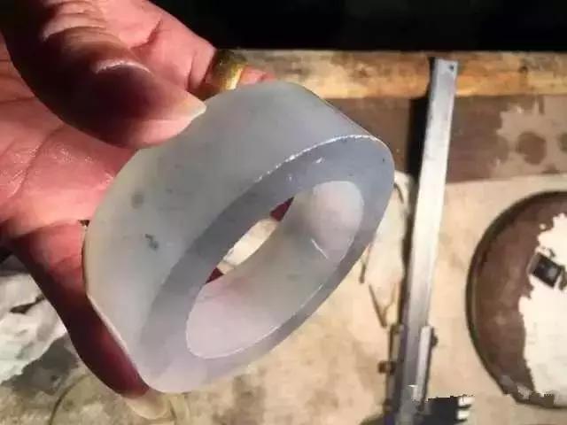 翡翠原石切开是白色的翡翠黄皮原石-第5张图片-翡翠网 翡翠原石切开是白色的翡翠黄皮原石-第5张图片-翡翠网