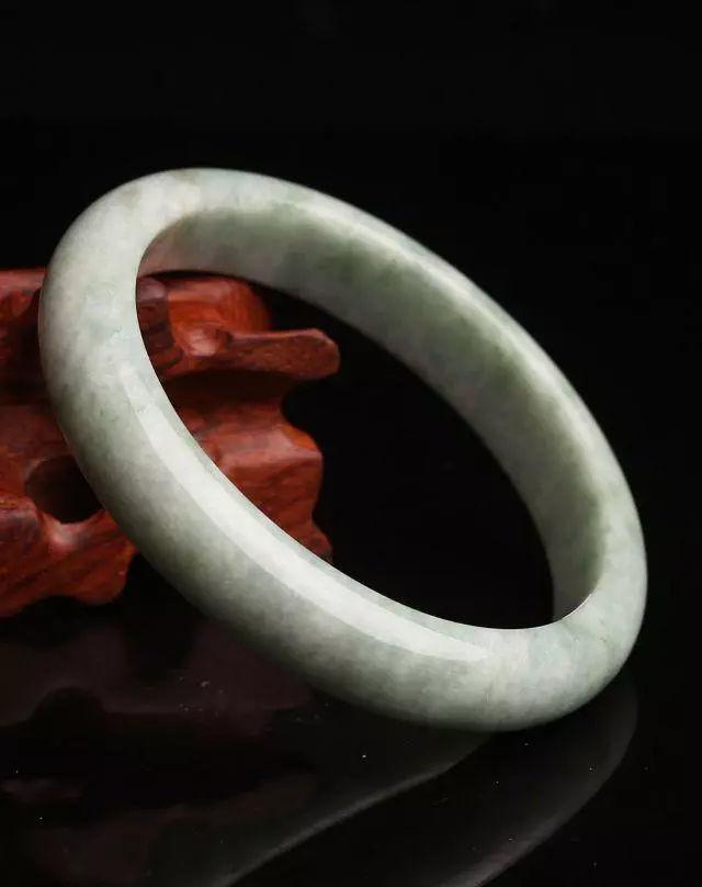 红翡翠与绿翡翠价格缅甸红翡绿翡翠-第1张图片-翡翠网 红翡翠与绿翡翠价格缅甸红翡绿翡翠-第1张图片-翡翠网