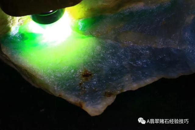 赌石入门专业知识翡翠赌石的知识要领与技巧大全-第2张图片-翡翠网 赌石入门专业知识翡翠赌石的知识要领与技巧大全-第2张图片-翡翠网