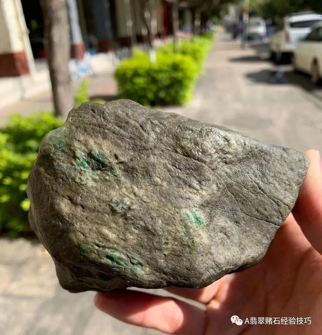 赌石入门专业知识翡翠赌石的知识要领与技巧大全-第3张图片-翡翠网 赌石入门专业知识翡翠赌石的知识要领与技巧大全-第3张图片-翡翠网