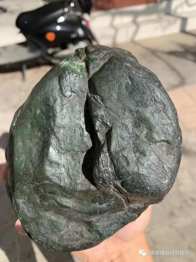 赌石入门专业知识翡翠赌石的知识要领与技巧大全-第6张图片-翡翠网 赌石入门专业知识翡翠赌石的知识要领与技巧大全-第6张图片-翡翠网