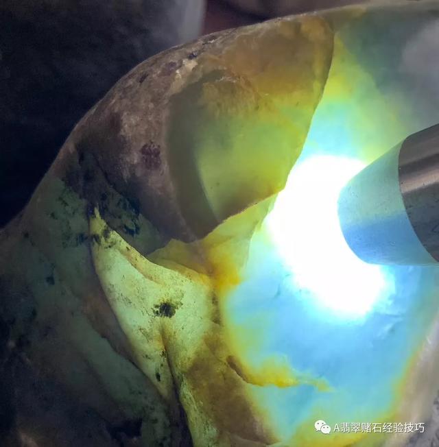 赌石入门专业知识翡翠赌石的知识要领与技巧大全-第7张图片-翡翠网 赌石入门专业知识翡翠赌石的知识要领与技巧大全-第7张图片-翡翠网