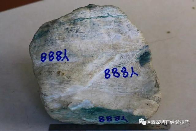 赌石入门专业知识翡翠赌石的知识要领与技巧大全-第8张图片-翡翠网 赌石入门专业知识翡翠赌石的知识要领与技巧大全-第8张图片-翡翠网