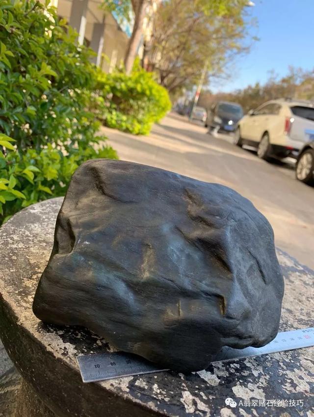 赌石入门专业知识翡翠赌石的知识要领与技巧大全-第9张图片-翡翠网 赌石入门专业知识翡翠赌石的知识要领与技巧大全-第9张图片-翡翠网