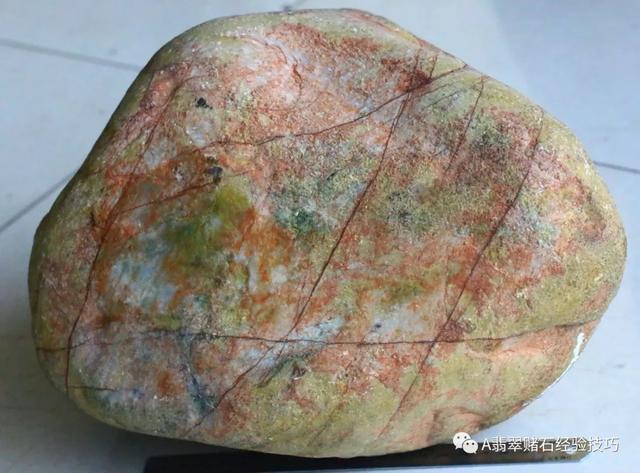 赌石入门专业知识翡翠赌石的知识要领与技巧大全-第10张图片-翡翠网 赌石入门专业知识翡翠赌石的知识要领与技巧大全-第10张图片-翡翠网