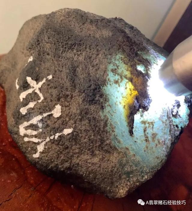 赌石入门专业知识翡翠赌石的知识要领与技巧大全-第11张图片-翡翠网 赌石入门专业知识翡翠赌石的知识要领与技巧大全-第11张图片-翡翠网